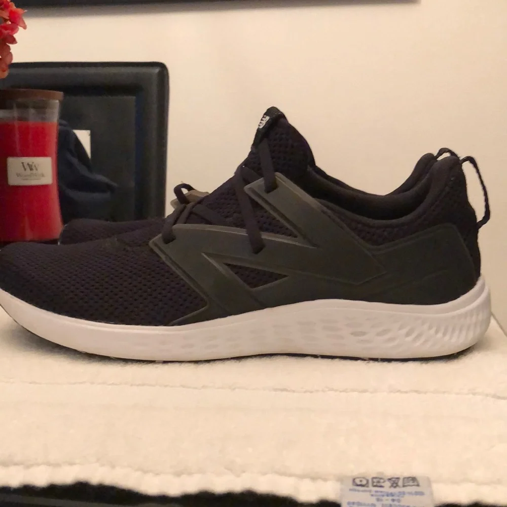 NEW BALANCE FRESH FOAM RUNNING SNEAKERS MENS SIZE 10.5